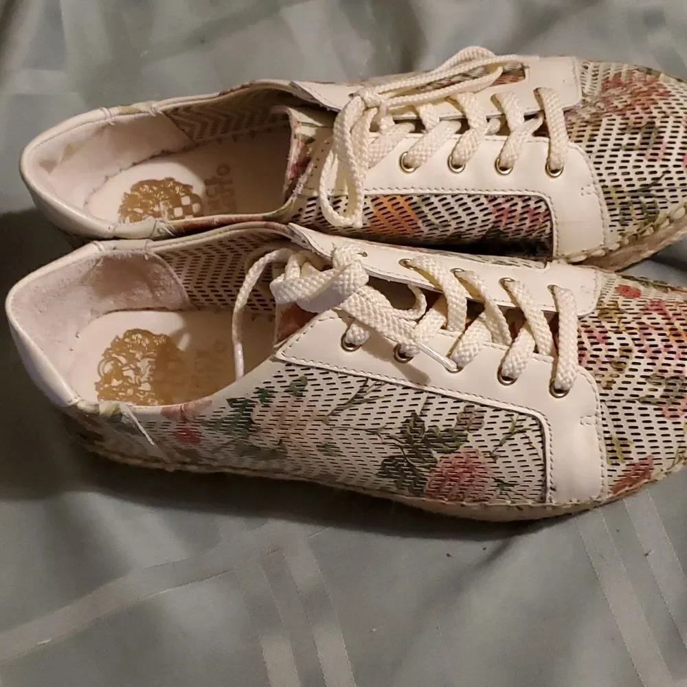 Vince Camuto woman Joellan Sneakers shoe ivory leather 81/2M  39 use